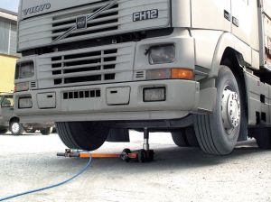 Hydraulický zvedák BETA o nosnosti 40/20 t, pneumatický hever na nákladní auta profesionální pojízdný vzducho-hydraulický zvedák do dílny, servisu