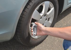 Digitální pneuměřič Silver měřič pro měření tlaku v pneumatikách automobilů.