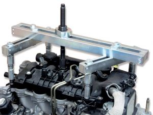 Souprava vytahováků vstřikovačů naftových motorů typu "common rail",