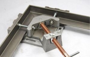 Kovová úhlová svěrka BOW řady MWS-2