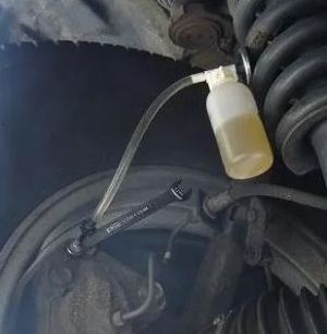 přípravek na odvzdušňování brzd nádobka na odvzdušnění brzd jednou osobou ,