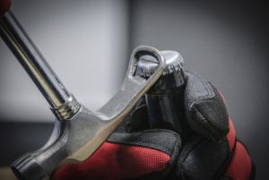kladivo s otvírákem jako dárek, kldívko jako otvírák na pivo