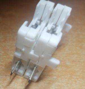 Držák plochých pojistek bílý