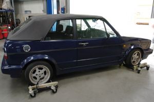 manipulační podvozek pod kola aut, hydraulický zvedák autotransportní na osobní auto pod kola, manipulační podvozek pro osobní auta nosnost 600 kg zvedák pro otáčení aut v autosalonu dílně muzeu 